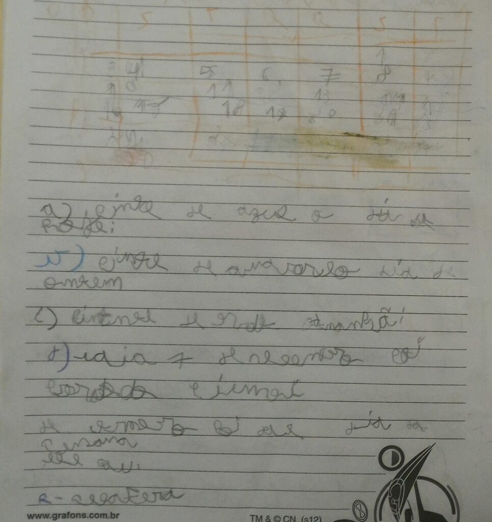 Foto do caderno de um aluno com a lição copiada em letra cursiva, porém de forma ilegível.