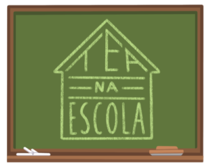 Lousa escolar com fundo verde. No aparador estão um punhado de giz branco do lado esquerdo e o apagador do lado direito. No centro está desenhado em brando uma casa com o nome do blog dentro acompanhando seu contorno.